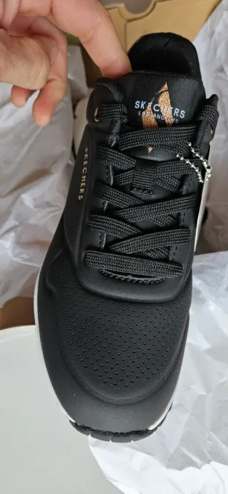 Zapatillas Skechers Negras y Doradas