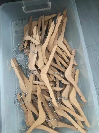 Lote de 20 perchas de madera pequeñas