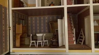 Casa de muñecas amarilla