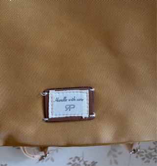 Preciosa mochila de viaje amarillo pastel