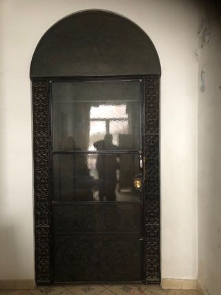 Cancela de entrada antigua de forja antigua