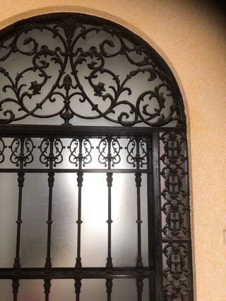 Cancela de entrada antigua de forja antigua