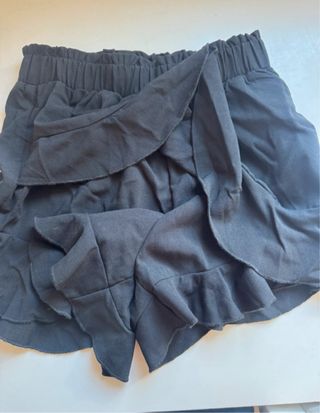 Falda pantalón negra con volante