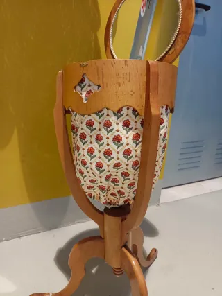 Costurero antiguo con lámpara y espejo