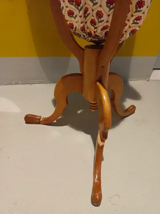 Costurero antiguo con lámpara y espejo