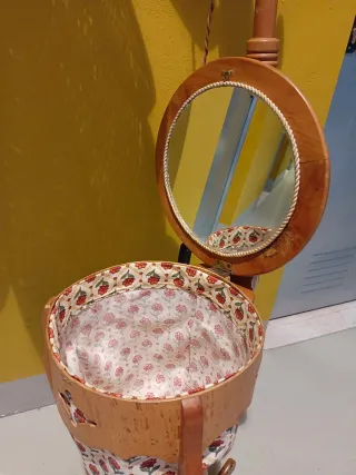 Costurero antiguo con lámpara y espejo