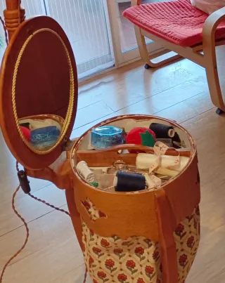 Costurero antiguo con lámpara y espejo