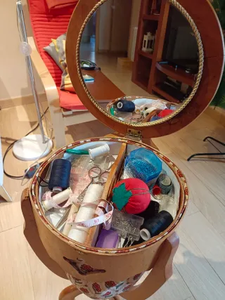 Costurero antiguo con lámpara y espejo