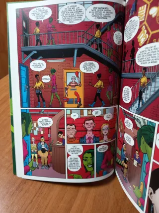 Colección 100% Hulka 1. Ley Y Desorden (2014)