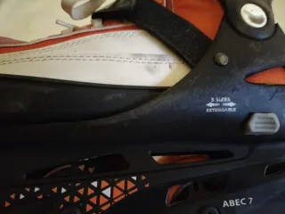 Patines en línea naranja y blanco