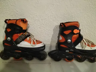Patines en línea naranja y blanco
