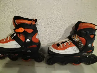 Patines en línea naranja y blanco