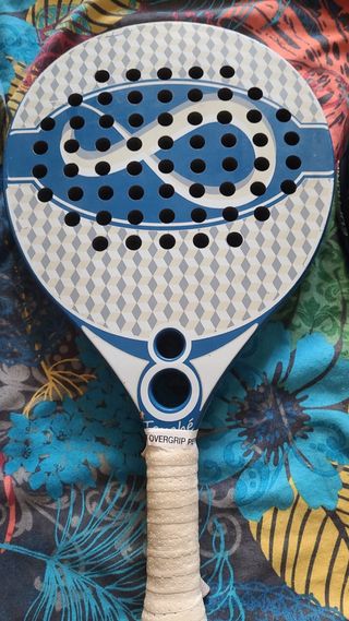 Raqueta de pádel azul y blanca