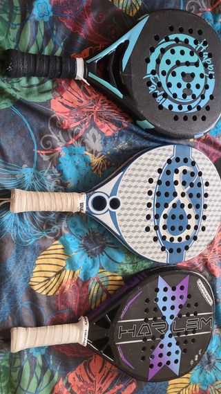 Raqueta de pádel azul y blanca