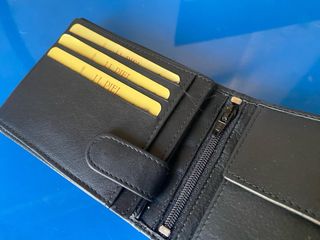 Cartera de piel negra de la marca JL Piel