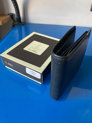 Cartera de piel negra de la marca JL Piel