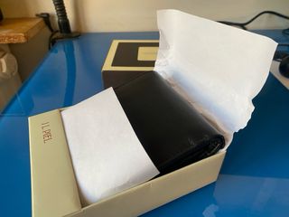 Cartera de piel negra de la marca JL Piel