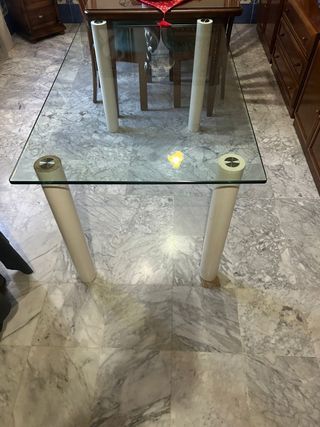 Mesa de cristal y madera