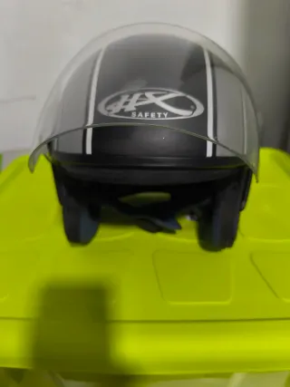 Casco de moto negro y plateado