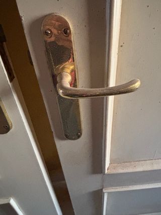 Puertas blancas de madera con molduras