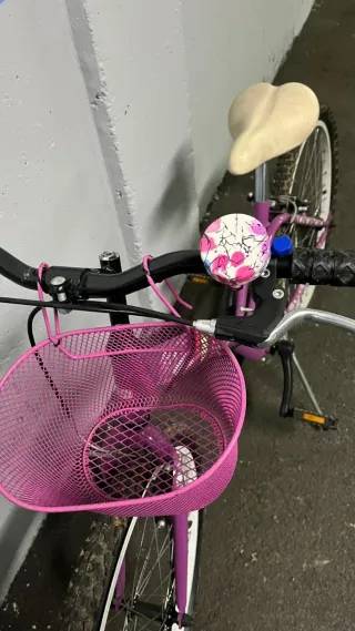 Bicicleta Morada Niña con Cesta Rosa