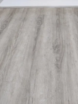 Suelo vinílico SPC efecto madera