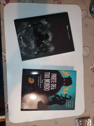 Set x 2 "Parte Del Tuo Mondo. A Twisted Tale"