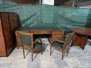 Mesa de despacho y 2 sillas de oficina