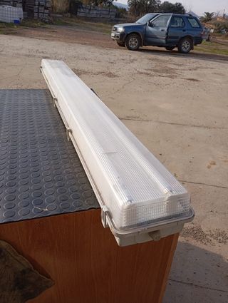 Lámpara fluorescente de techo con protección