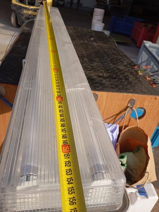 Lámpara fluorescente de techo con protección