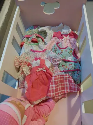 Cama de muñecas rosa + muñeca y vestidos