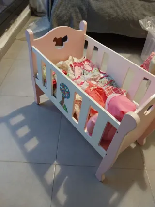 Cama de muñecas rosa + muñeca y vestidos