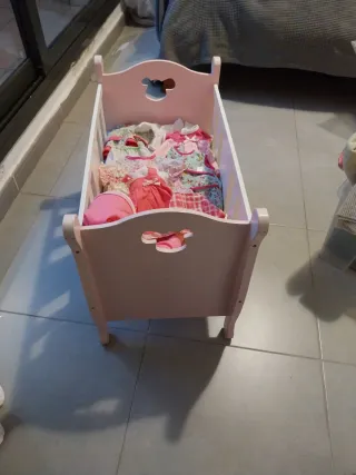 Cama de muñecas rosa + muñeca y vestidos