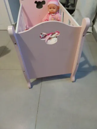 Cama de muñecas rosa + muñeca y vestidos