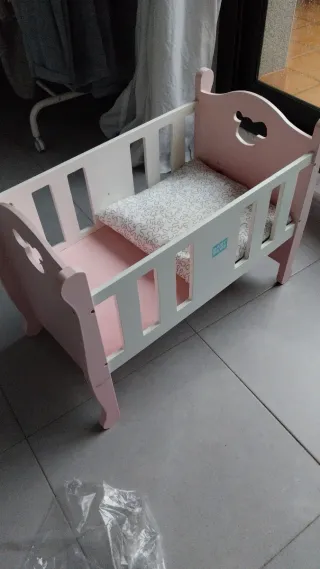 Cama de muñecas rosa + muñeca y vestidos