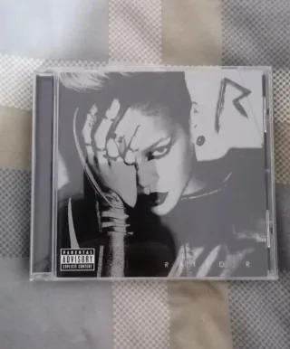 18 cd di Rihanna + un DVD.