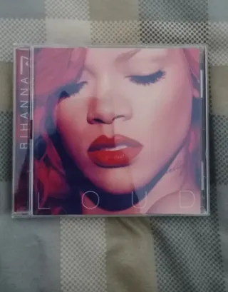 18 cd di Rihanna + un DVD.