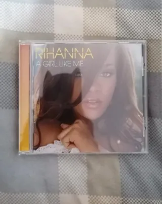 18 cd di Rihanna + un DVD.