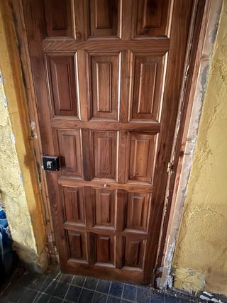 Puerta exterior madera piso