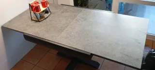 Mesa cocina-comedor extensible gris y negra