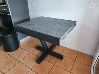 Mesa cocina-comedor extensible gris y negra