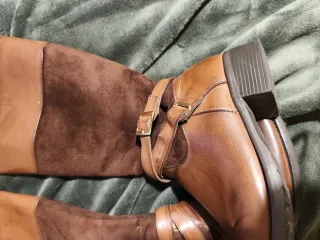 Botas altas de cuero y ante marrones