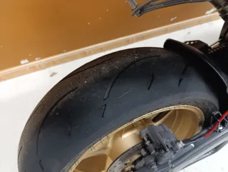 Yamaha R1 Azul y Dorada