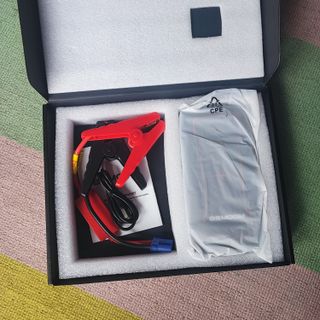 Arrancador de emergencia para coche 12V.