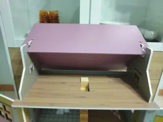 Casa de muñecas con ruedas