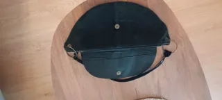 Bolso de hombro negro de ante con detalles rojos