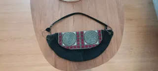 Bolso de hombro negro de ante con detalles rojos