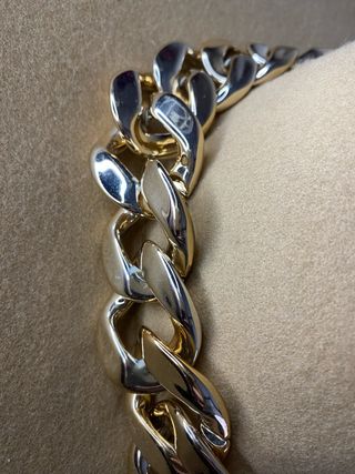 Sombrero marrón con cadena dorada