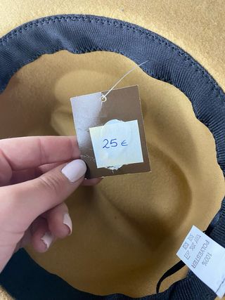 Sombrero marrón con cadena dorada