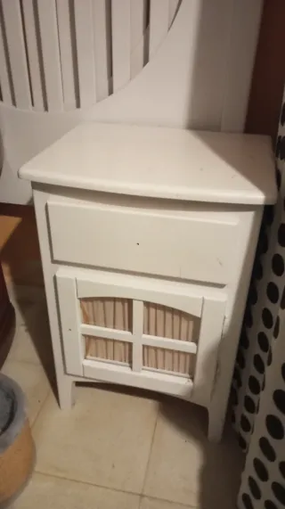 Mesita de noche blanca con cajón y puerta